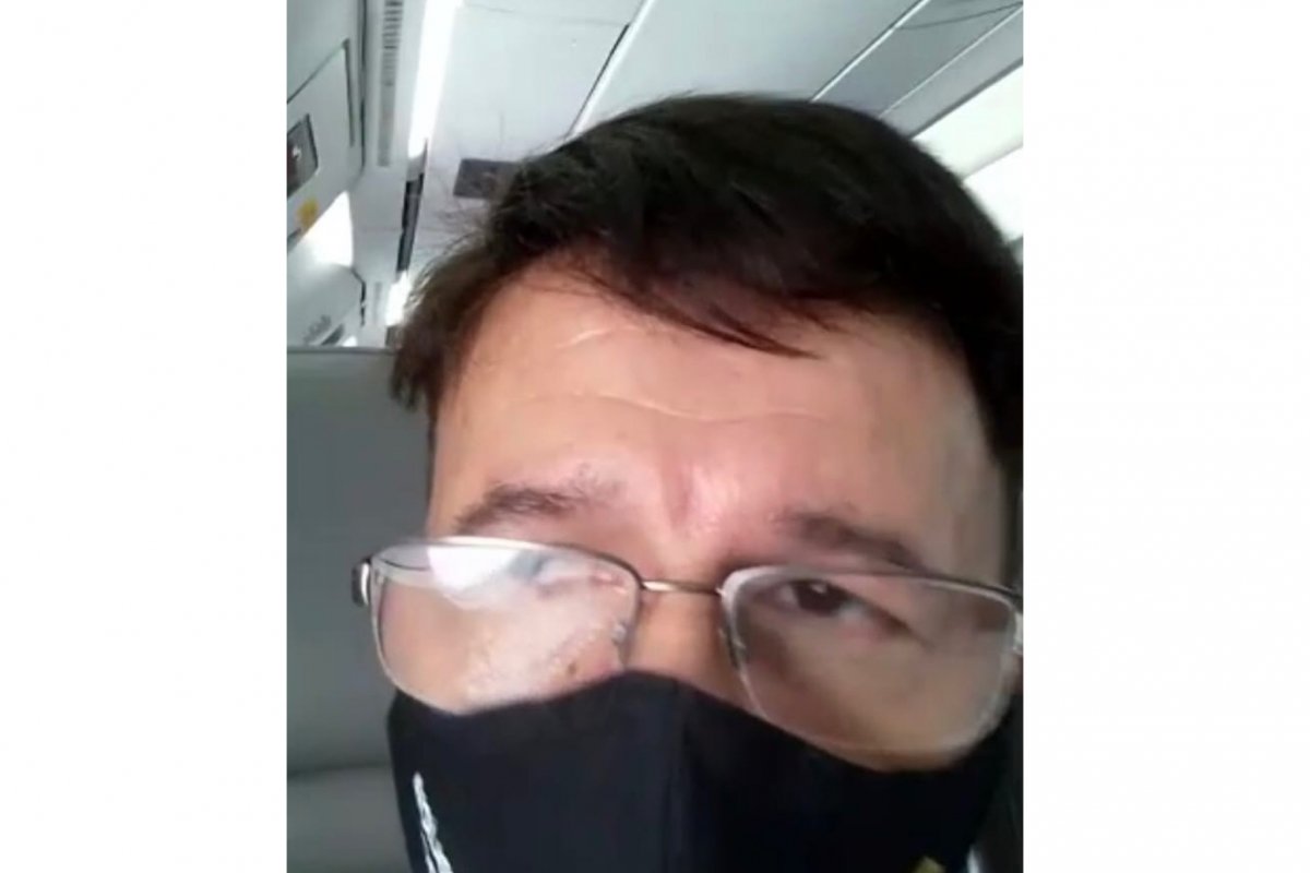 Vídeo: Homem usando máscara da PC chama bolsonaristas de "otários"