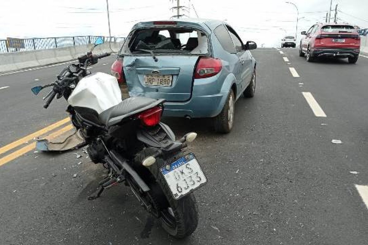 Acidente em viaduto deixa motociclista ferido na Avenida Fraga Maia, em Feira de Santana