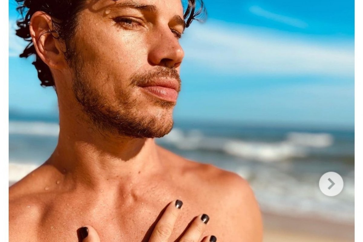 Ator José Loreto surge com as unhas pintadas de preto e divide opiniões