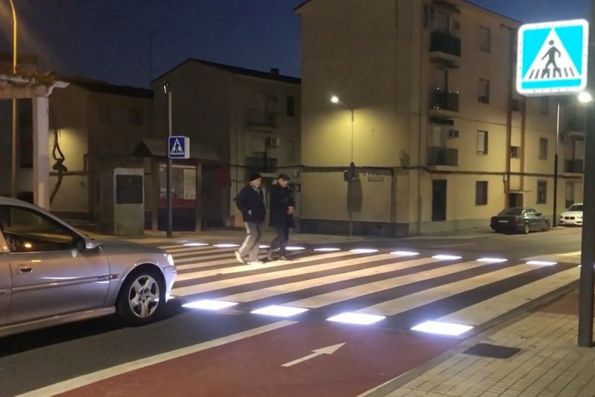 Vídeo: Faixa de pedestres inteligente acende luz LED para avisar aos motoristas
