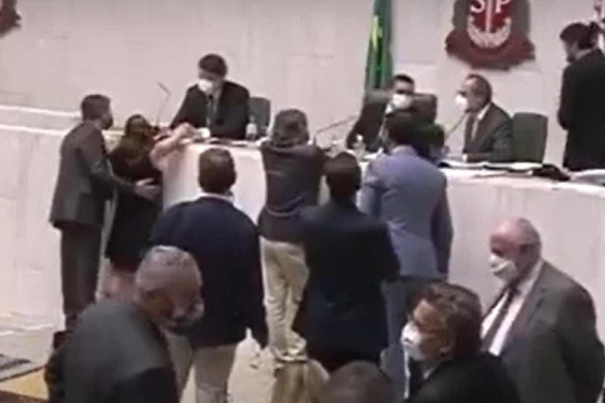 Justiça de SP notifica Fernando Cury por importunação sexual contra deputada