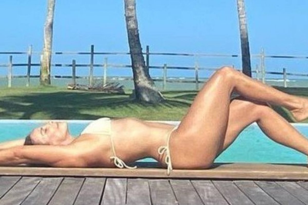 Ivete Sangalo ostenta corpão em Trancoso