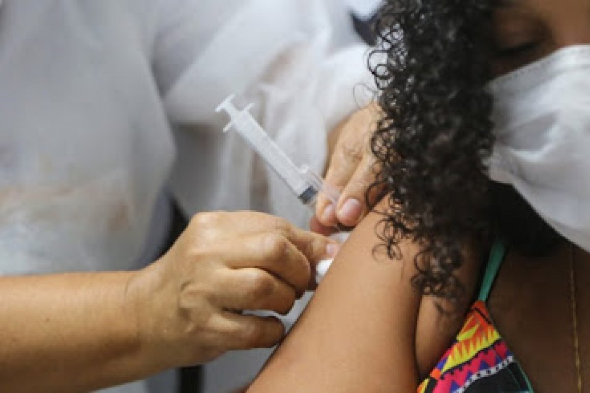 Salvador aplica de 1ª, 2ª e dose de reforço da vacina contra a Covid-19 nesta segunda-feira (18)