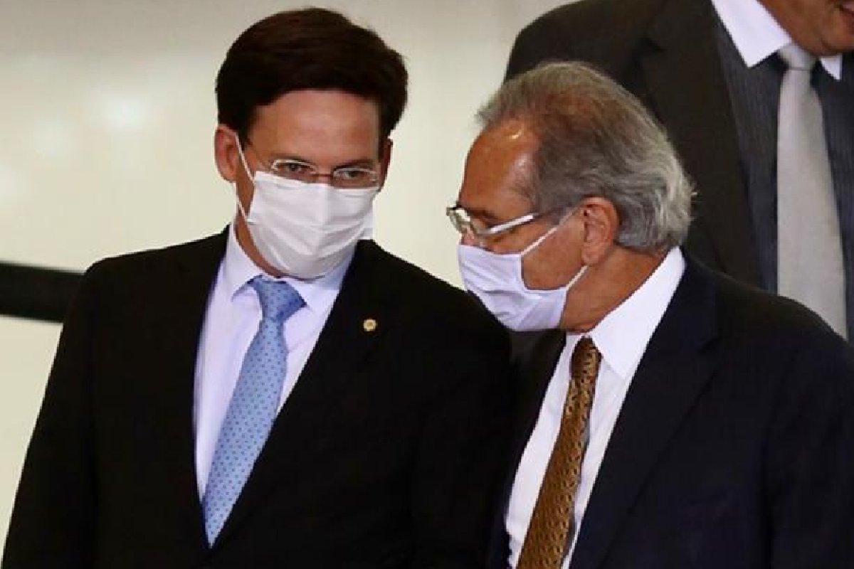 Roma e Guedes batem boca por auxílio emergencial, diz revista