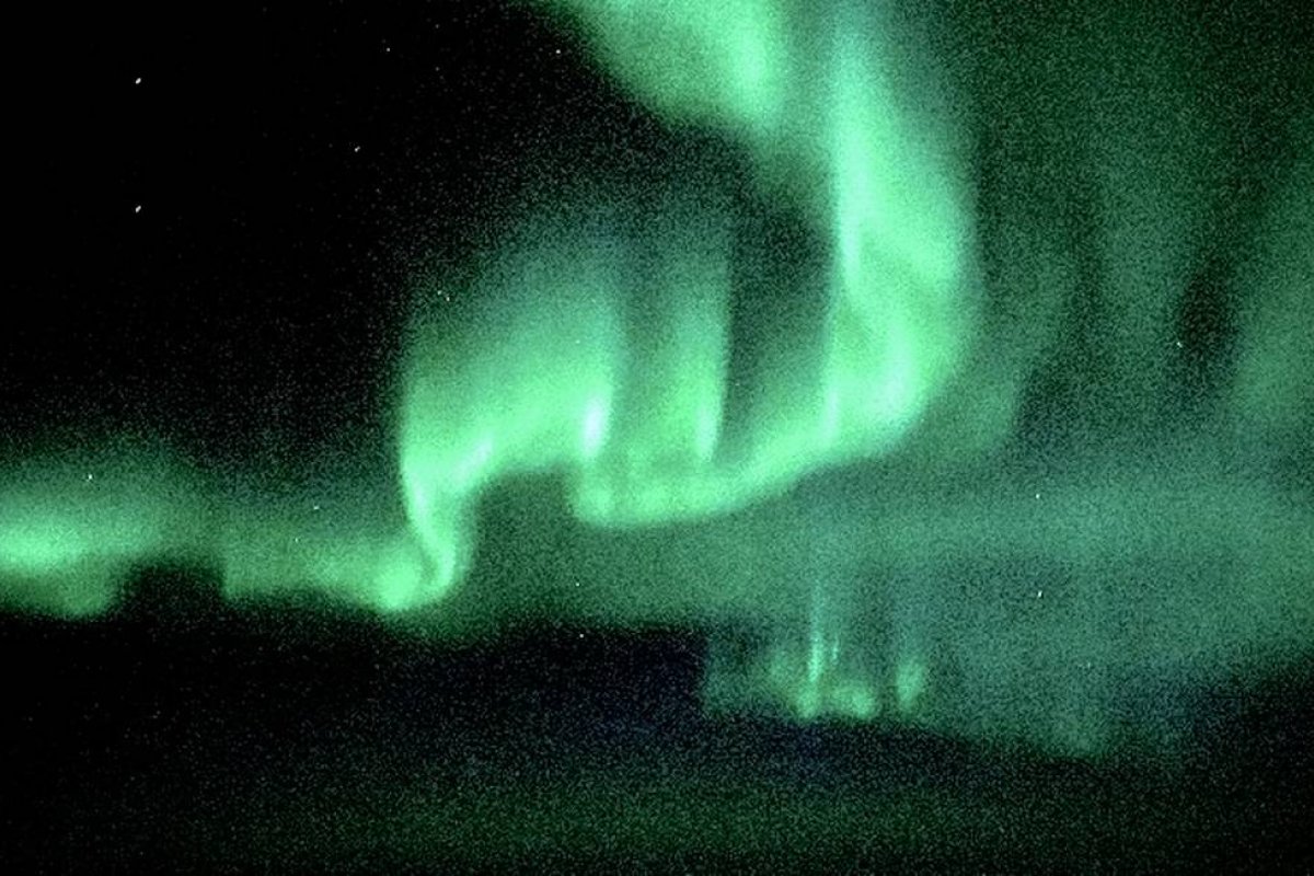 Piloto fotografa momento em que aeronave atravessa aurora boreal