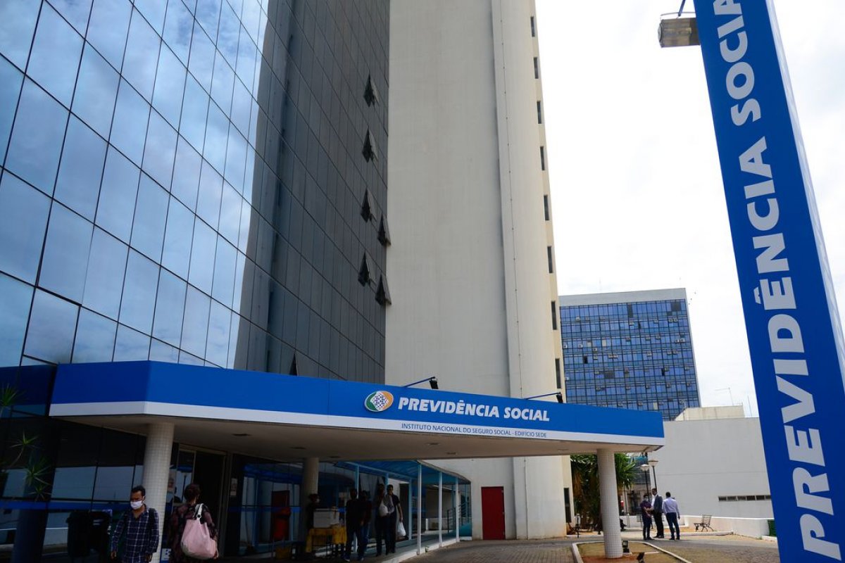 Projeto do 14º salário para aposentados do INSS avança na Câmara 