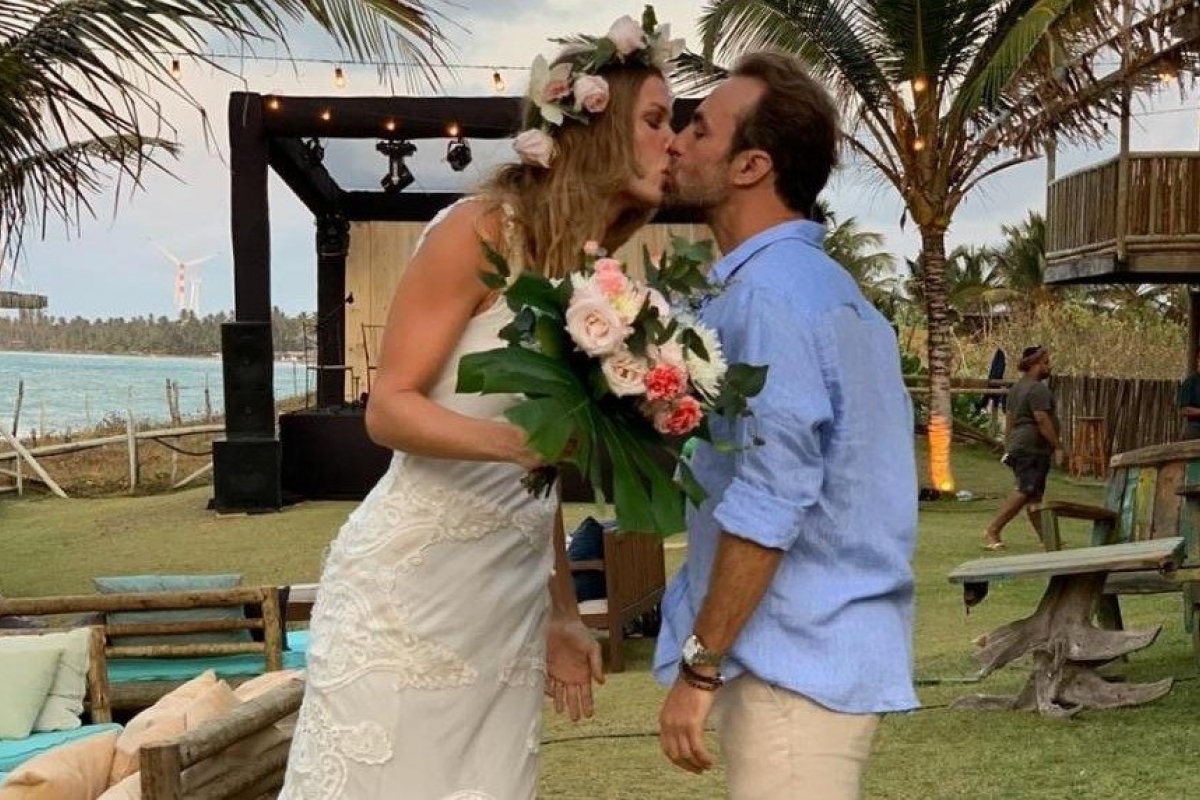 Roger Flores, ex de Galisteu e Deborah Secco, se casa com modelo na praia