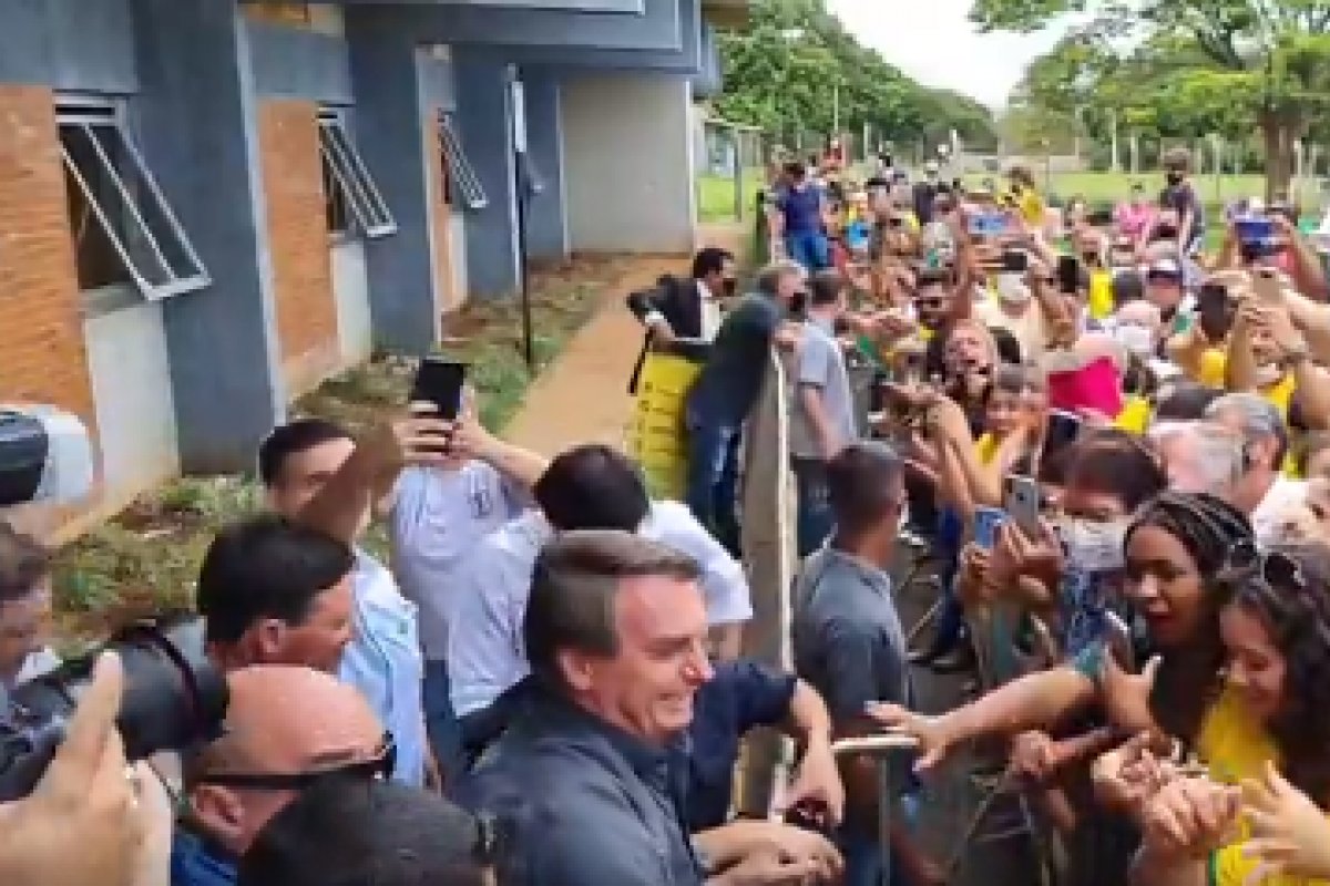 Vídeo: Bolsonaro desembarca em Minas Gerais aos gritos de “mito”
