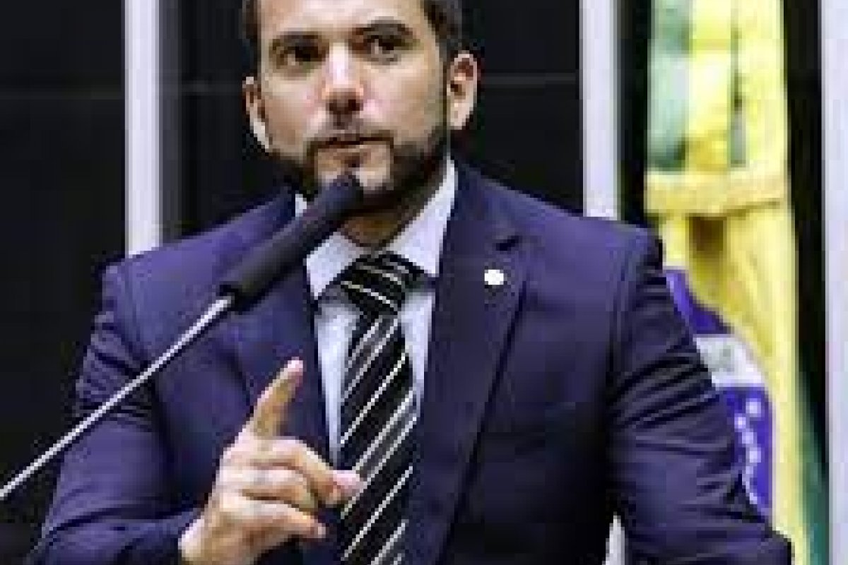 Vídeo: Deputado denuncia que MST destruiu casas populares em Pernambuco