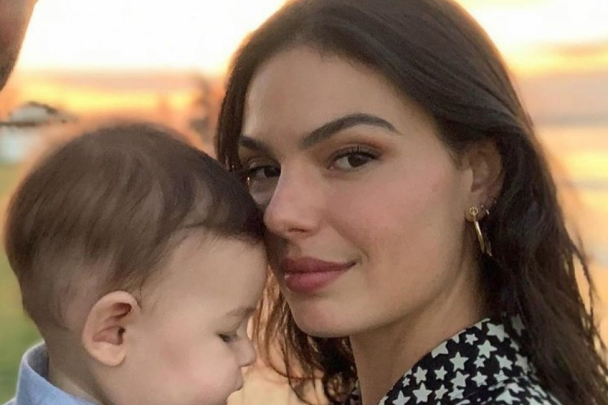 Isis Valverde enche a web de fofura ao posar com filho