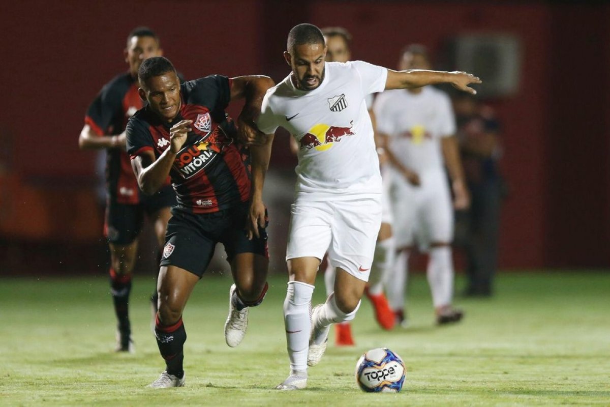 Na zona, Vitória encara o líder Bragantino fora de casa