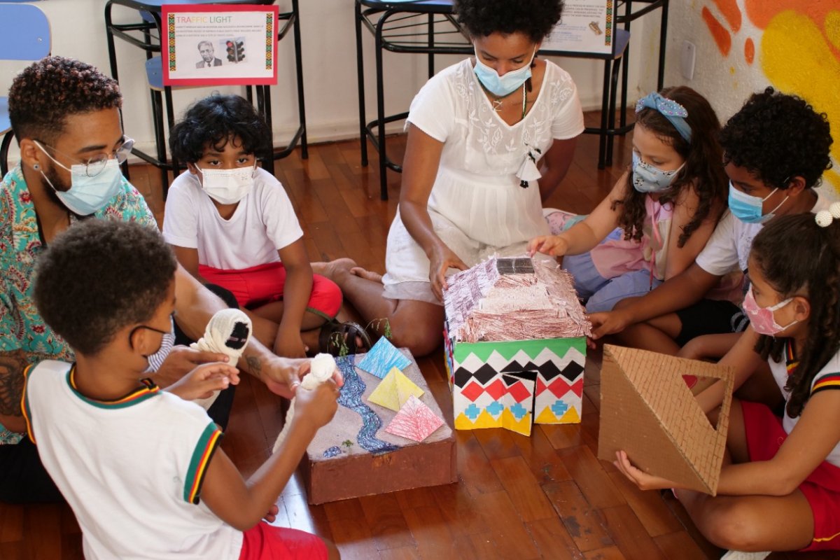 Escolinha de Salvador oferece bolsas de estudo para crianças negras e indígenas