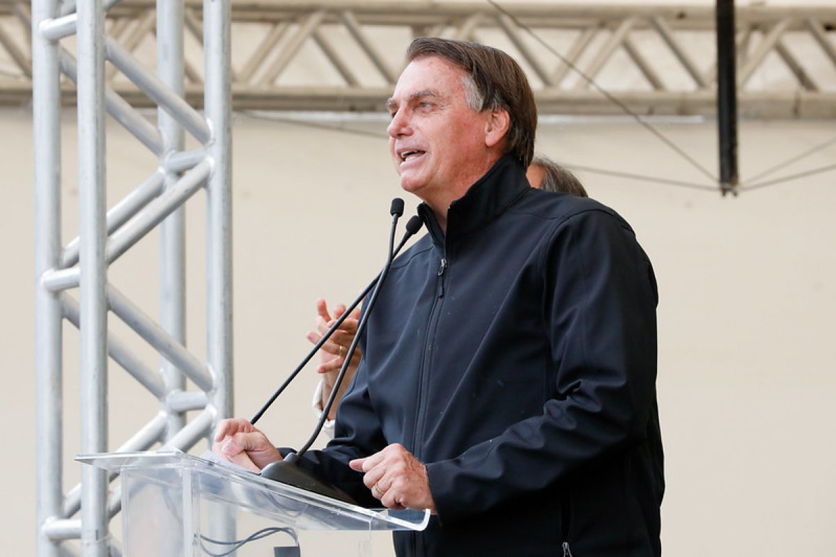 Prorrogação do auxílio emergencial e preço do diesel serão definidos esta semana, diz Bolsonaro
