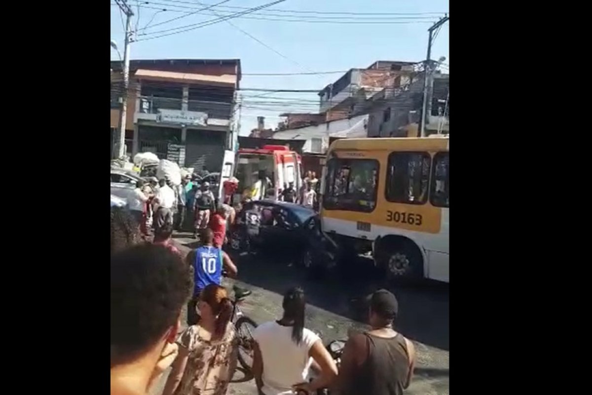 Colisão entre carro e ônibus deixa motorista ferido em Salvador