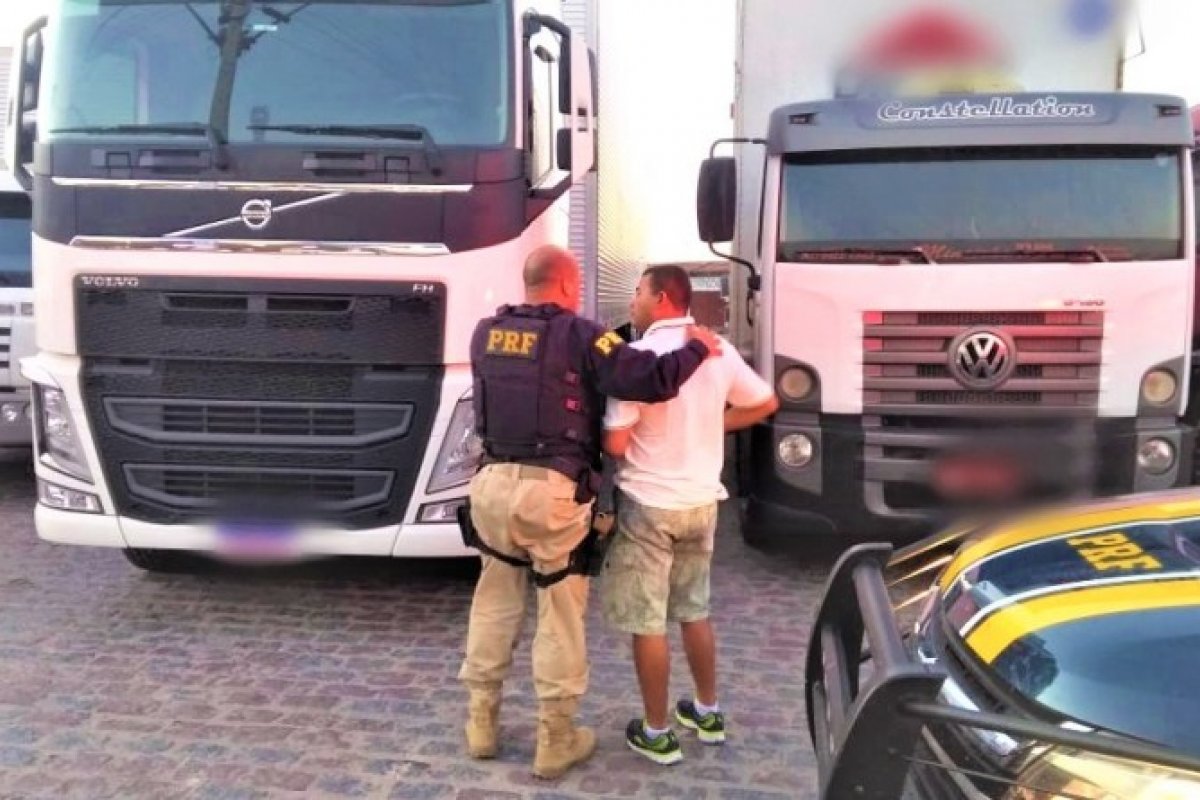 Caminhoneiro com mandado de prisão em aberto é preso em Paulo Afonso