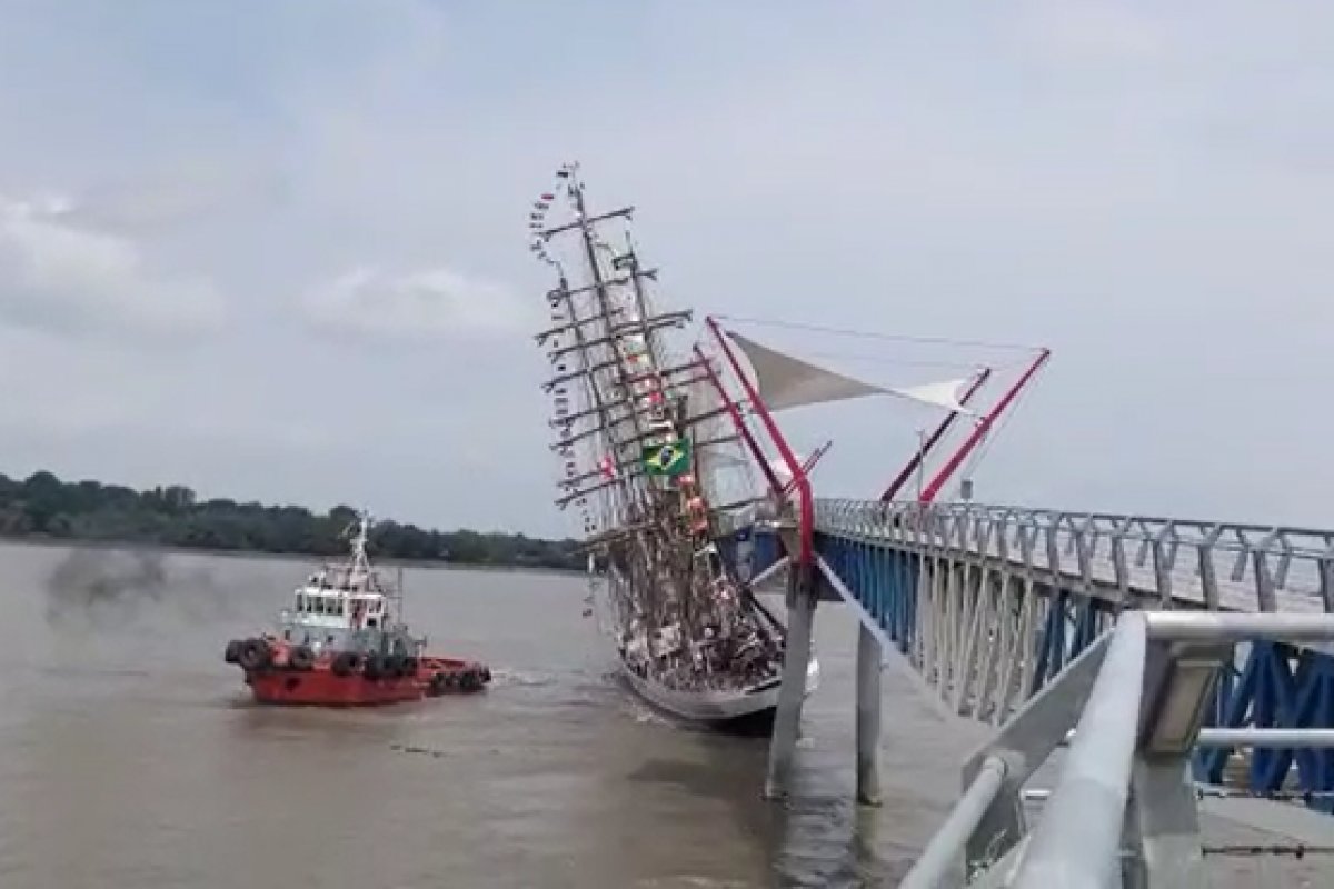 Vídeo: Após falha no motor, veleiro da Marinha do Brasil atinge ponte no Equador