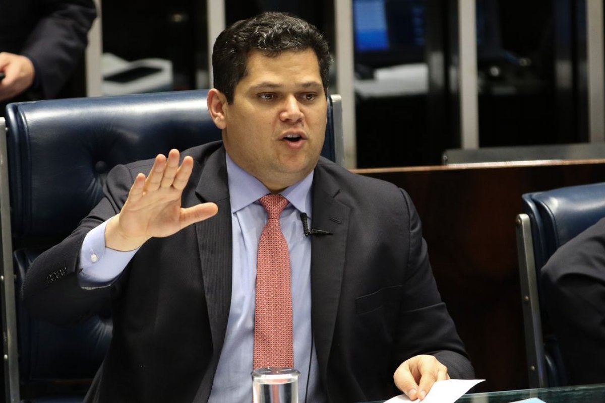 Alcolumbre afirma que não irá recuar em atraso na sabatina de Mendonça