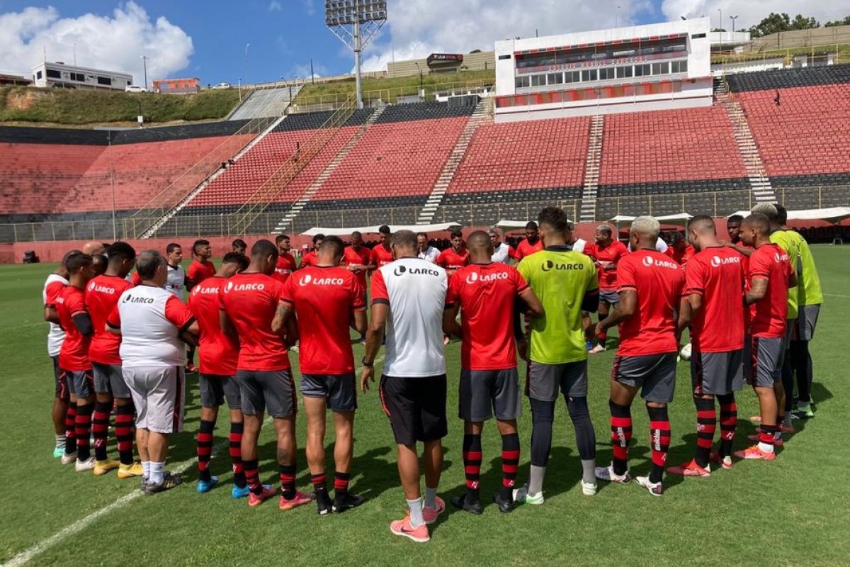 Com volta da torcida no Barradão, Vitória busca classificação na pré-Copa do Nordeste