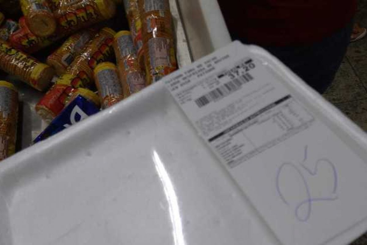 Extra dá bandeja de carne vazia a cliente até pagamento em caixa 