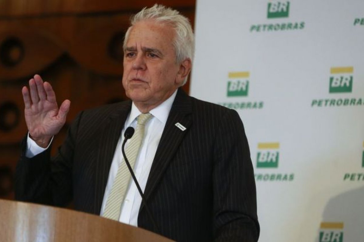 Ex-presidente da Petrobras diz que sofreu pressão política por alta de preços 