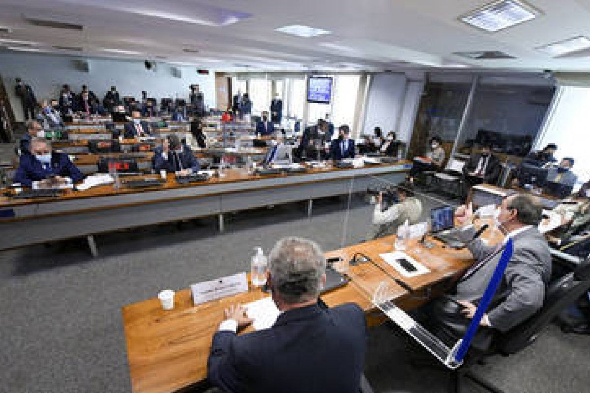 Parlamentares enviam denúncia de superfaturamento à CPI