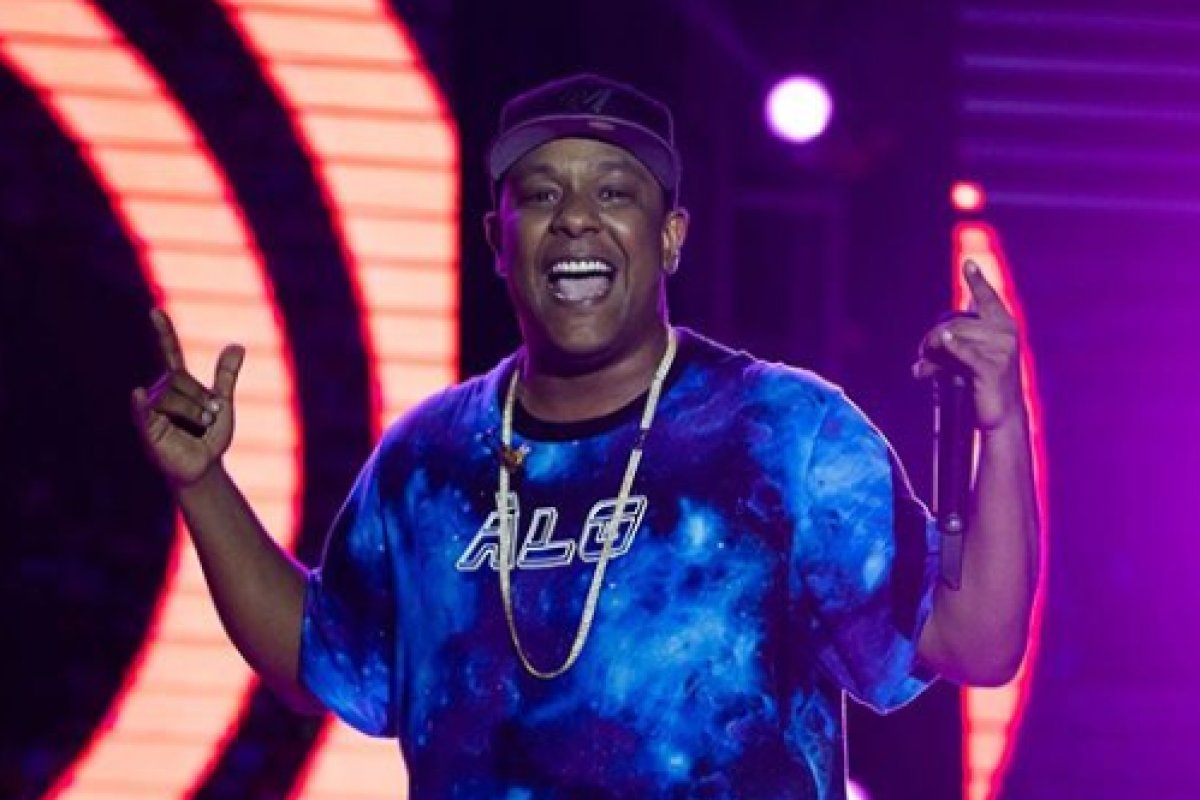 Cantor Márcio Victor comanda arrastão na Liberdade neste domingo