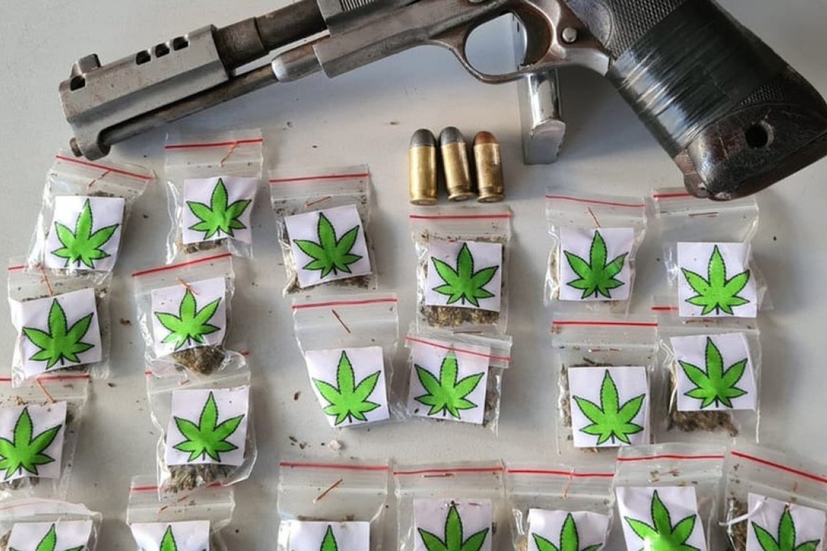 Suspeito de tráfico de drogas morre em confronto com a polícia em Pernambués