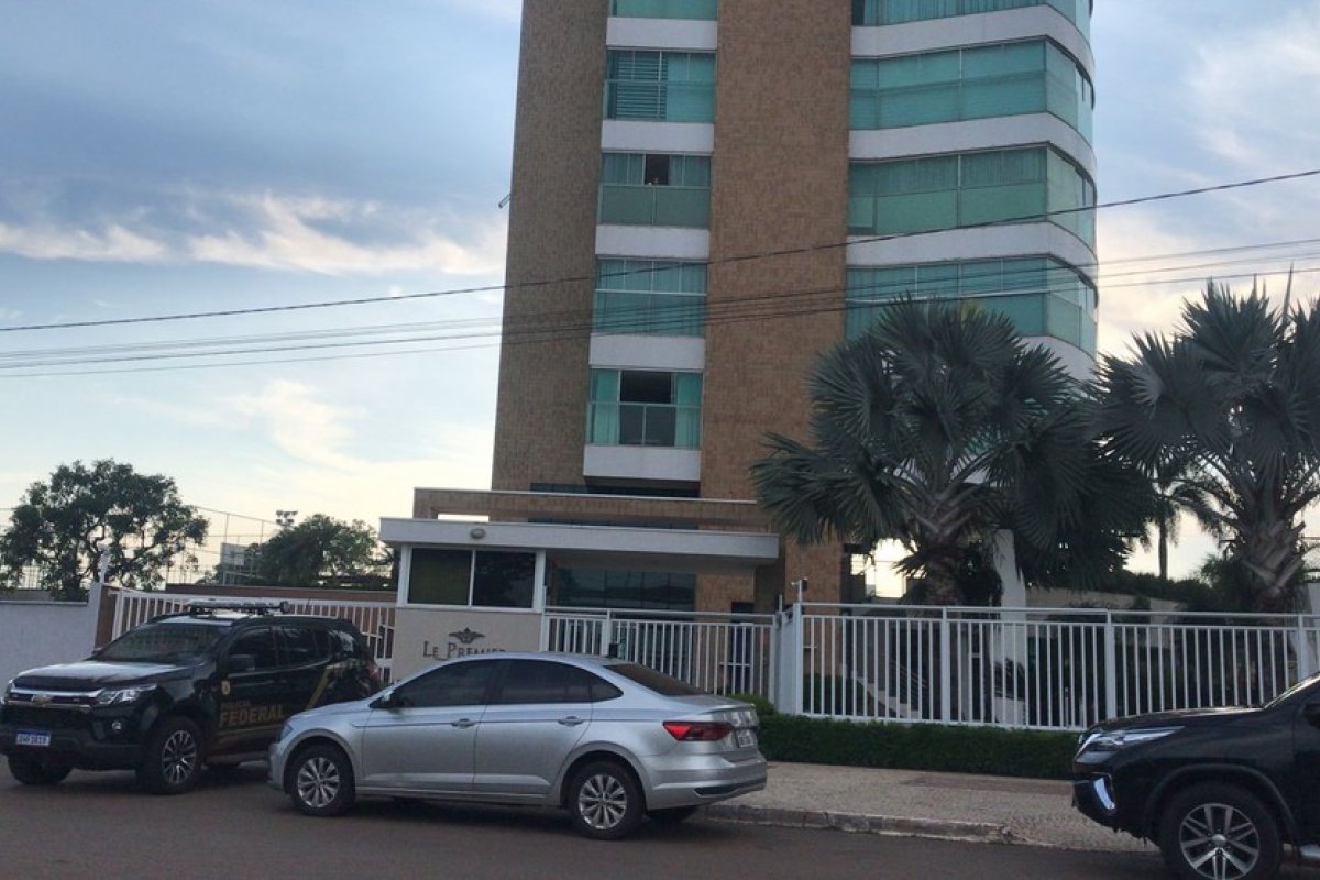 PF cumpre mandados de busca na casa de Mauro Carlesse, governador do Tocantins