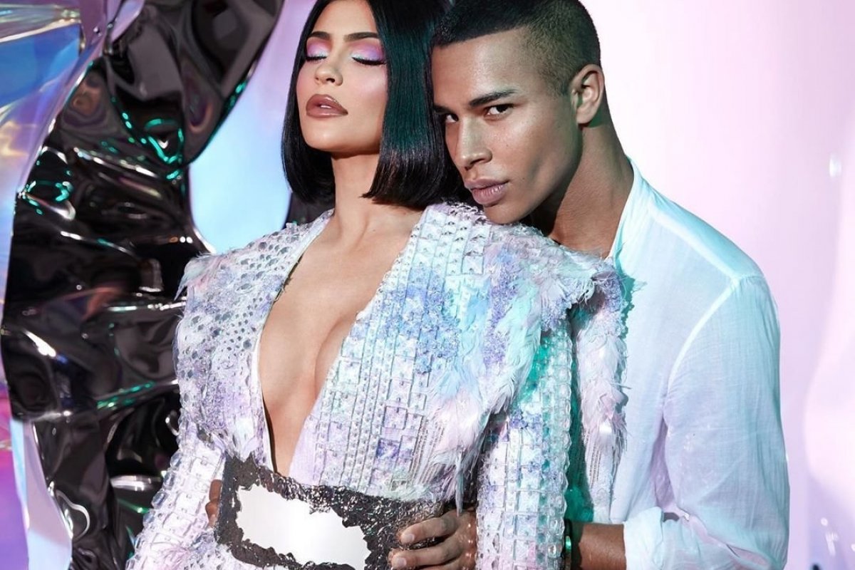 Kylie Jenner lança linha especial de maquiagem com a Balmain