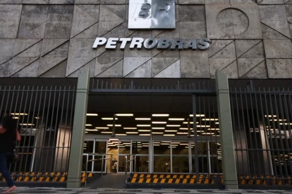 Petrobras diz que importação de combustível por empresas pode suprir demanda em novembro