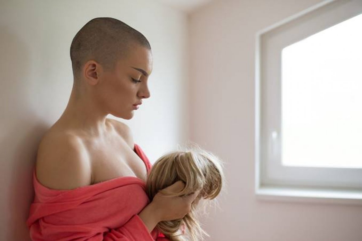 Outubro Rosa: Amor a cada fio recebe doações de mechas de cabelos para confecção de perucas