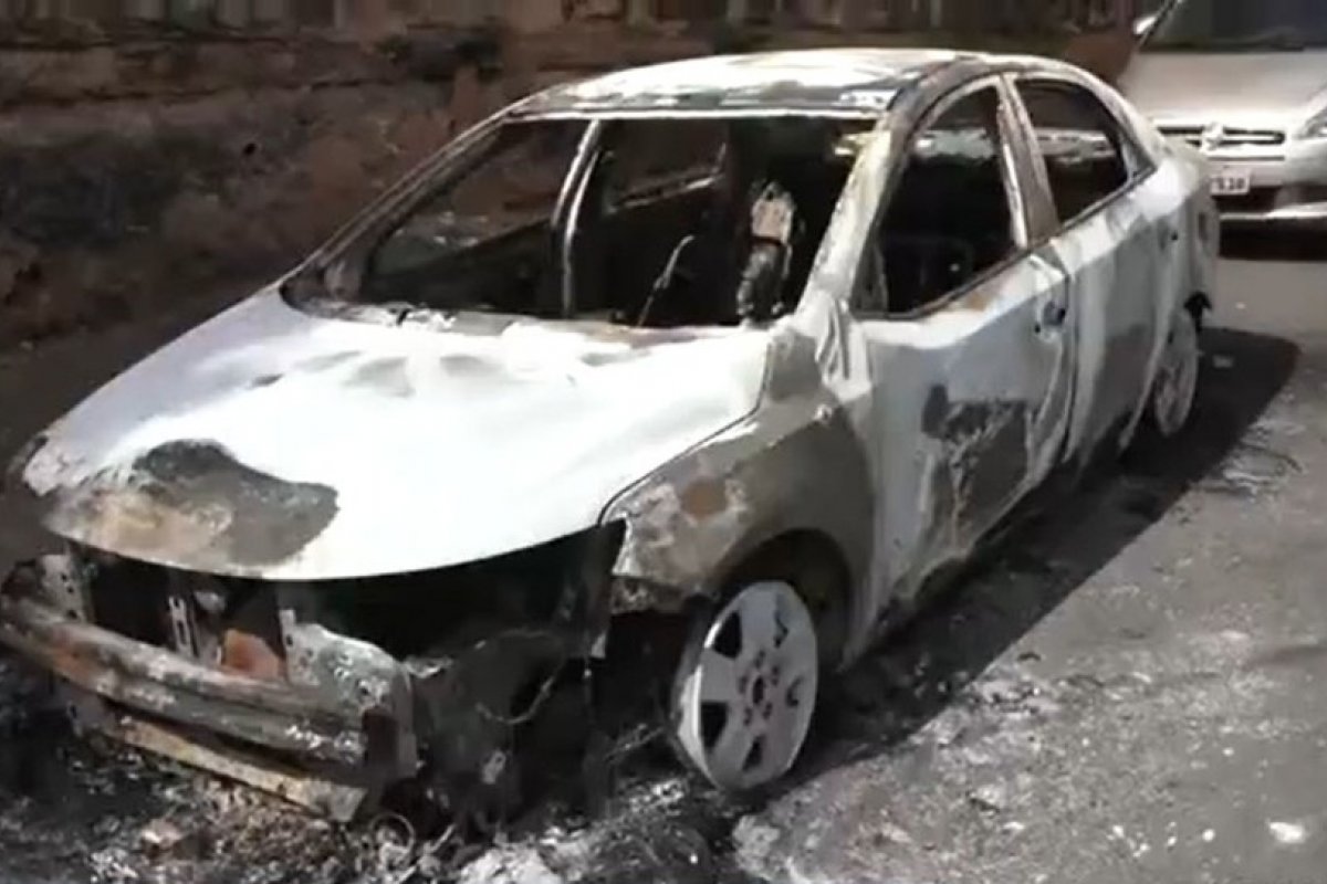 Carro é incendiado no bairro da Federação, em Salvador