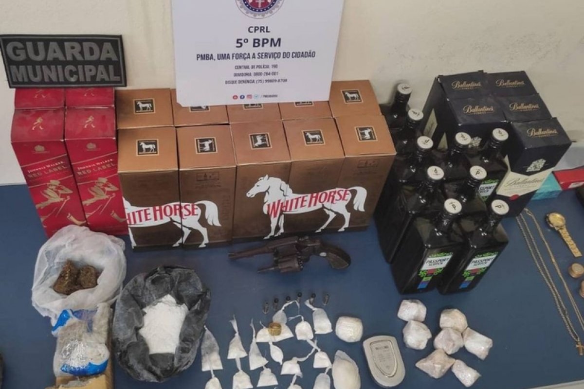 Polícia prende três pessoas suspeitas de tráfico de drogas e posse ilegal de arma de fogo em Tucano, na Bahia