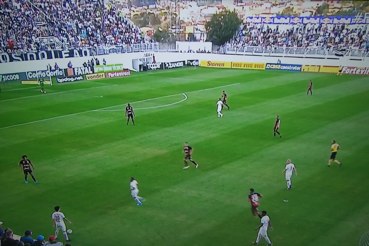 Vitória perde para o líder e se complica na Série B