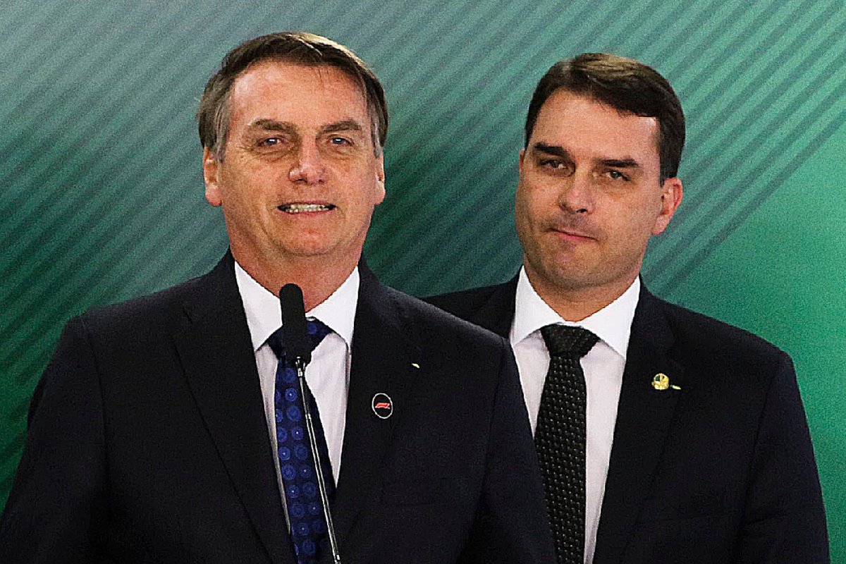 Presidente receberia relatório da CPI da Covid com gargalhada, diz Flávio Bolsonaro
