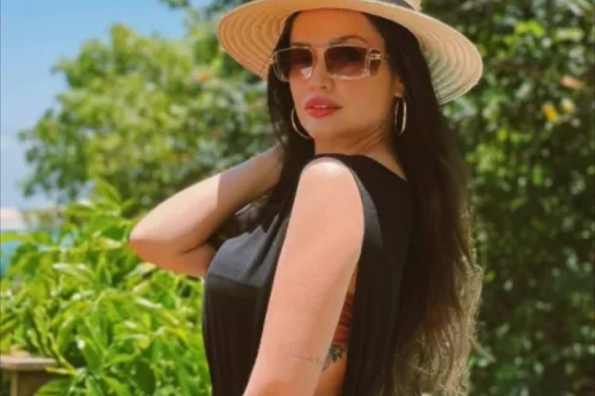 Ator José de Abreu debocha de Juliette em foto que a paraibana aparece de biquíni