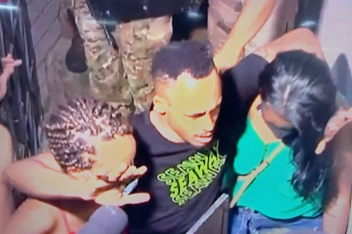 Após sequestro televisionado, bandidos se entregam