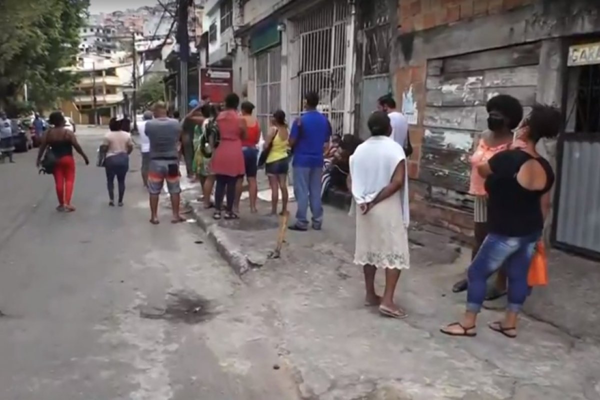 Pacientes formam longas filas para tentar agendar consulta na Policlínica de San Martin, em Salvador