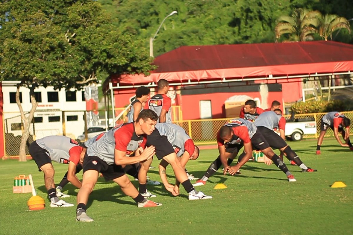 Vitória enfrenta vice-líder da Série B para escapar da zona da degola