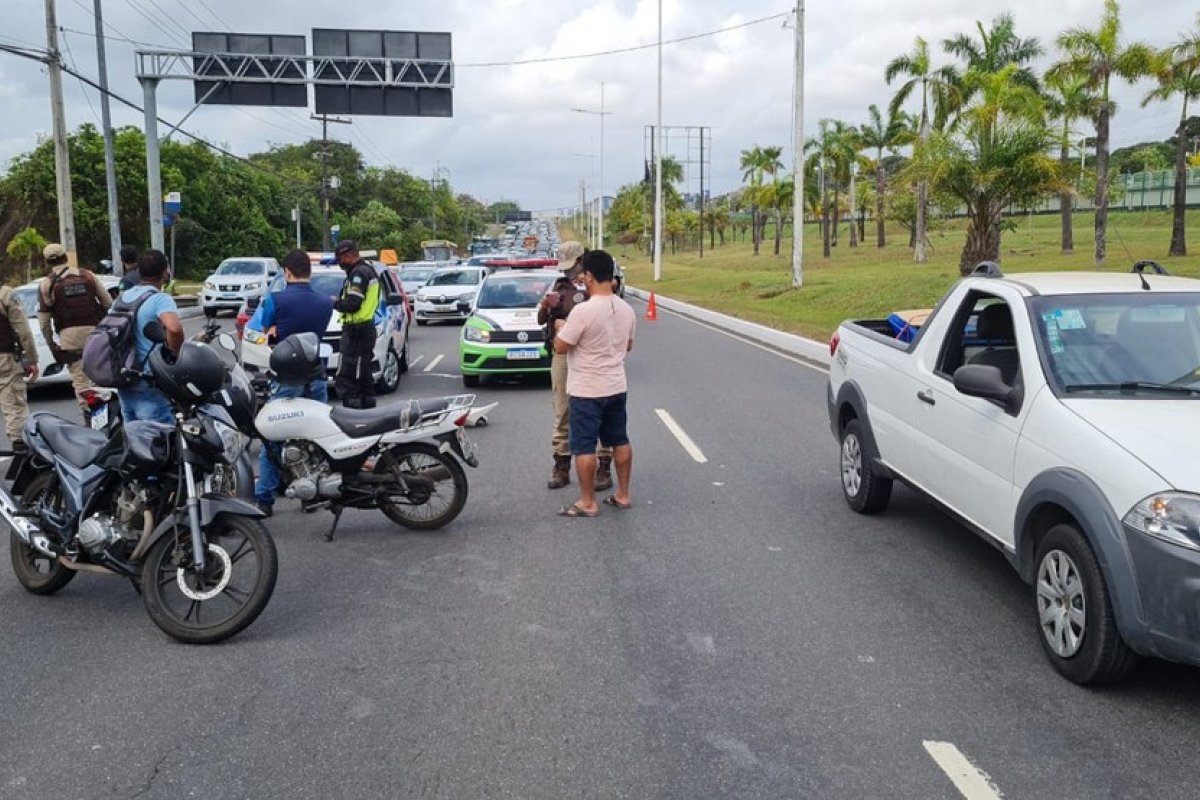 Batida na Avenida Paralela, em Salvador, deixa trânsito lento sentido aeroporto
