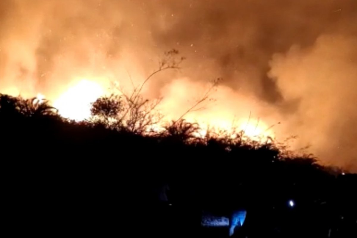 Bombeiros controlam fogo em área de preservação ambiental na Serra da Jiboia