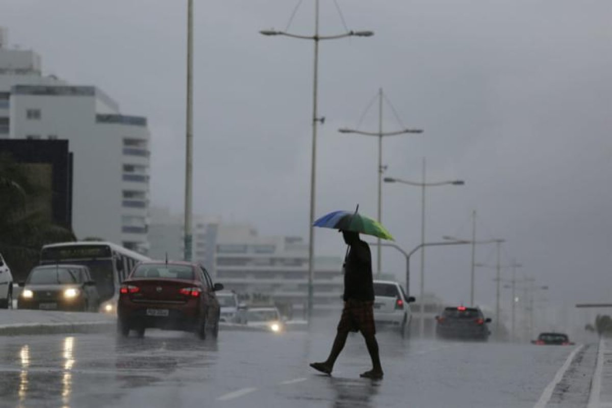 Chuva intensa que atinge Salvador deve durar até sábado