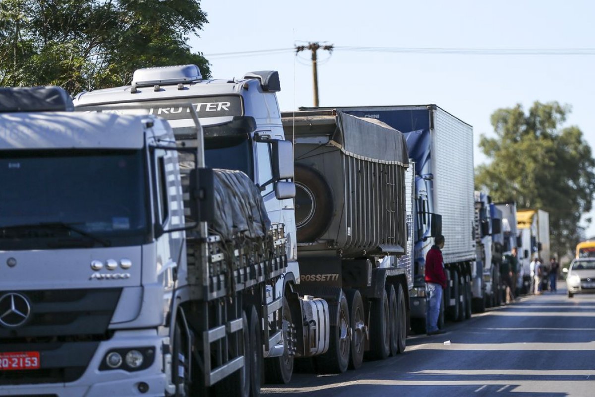 Transportadores de combustíveis iniciam paralisação em 6 estados