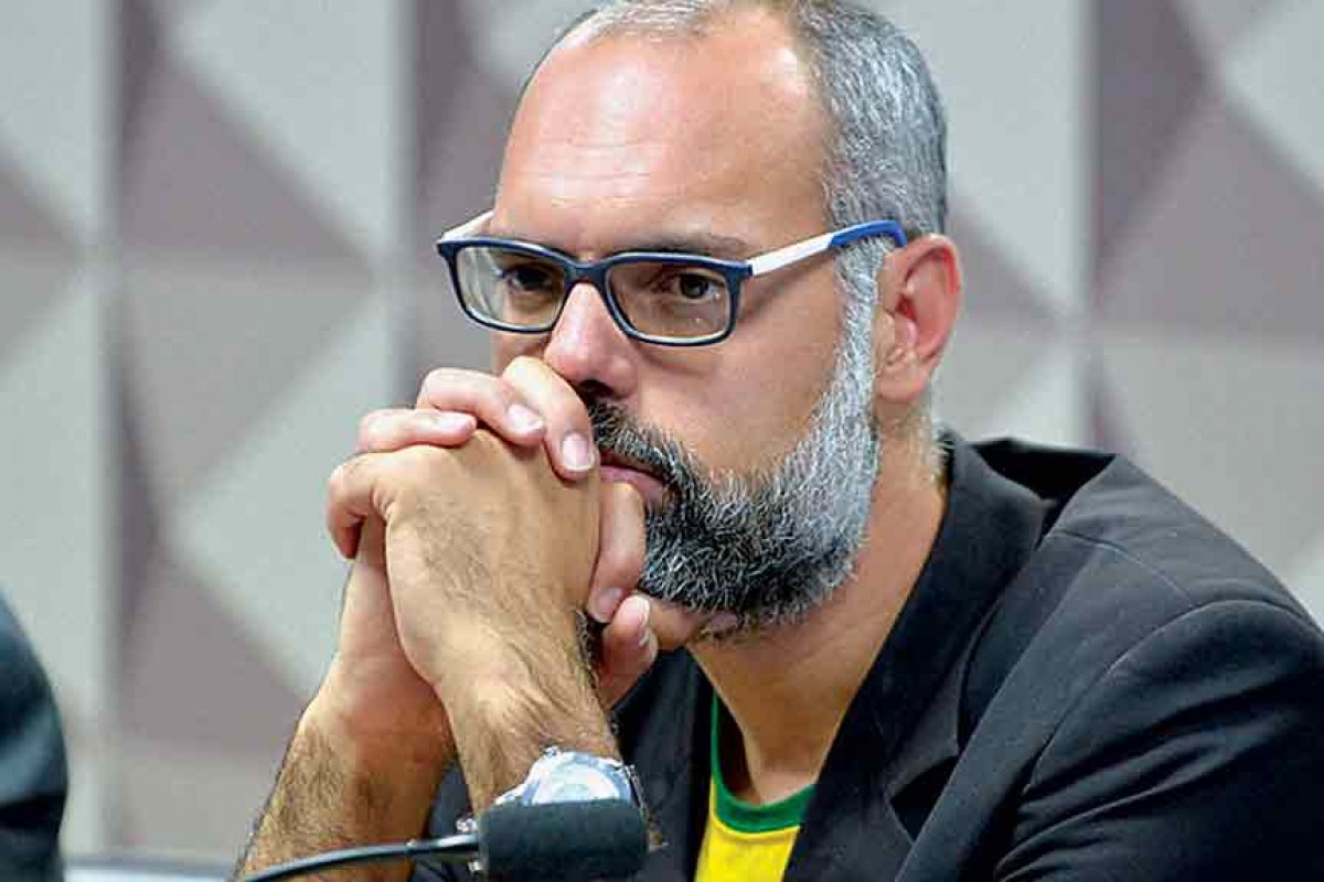 Moraes determina prisão preventiva de Allan dos Santos e extradição ao Brasil