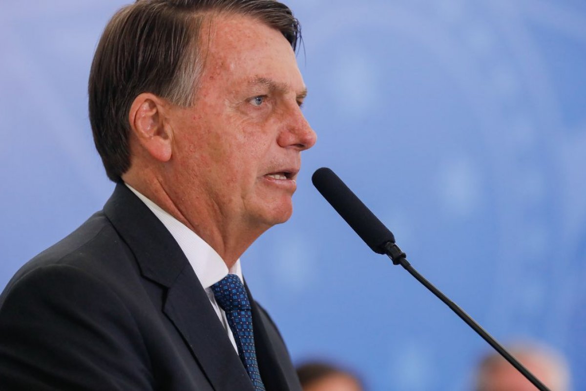 Bolsonaro promete ajuda de R$ 400 reais a 750 mil caminhoneiros autônomos