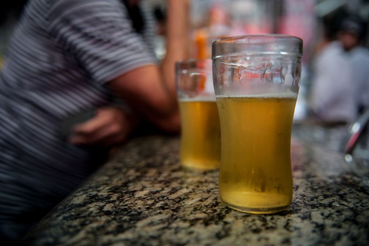 Um a cada 10 idosos no Brasil faz uso abusivo de álcool, aponta estudo