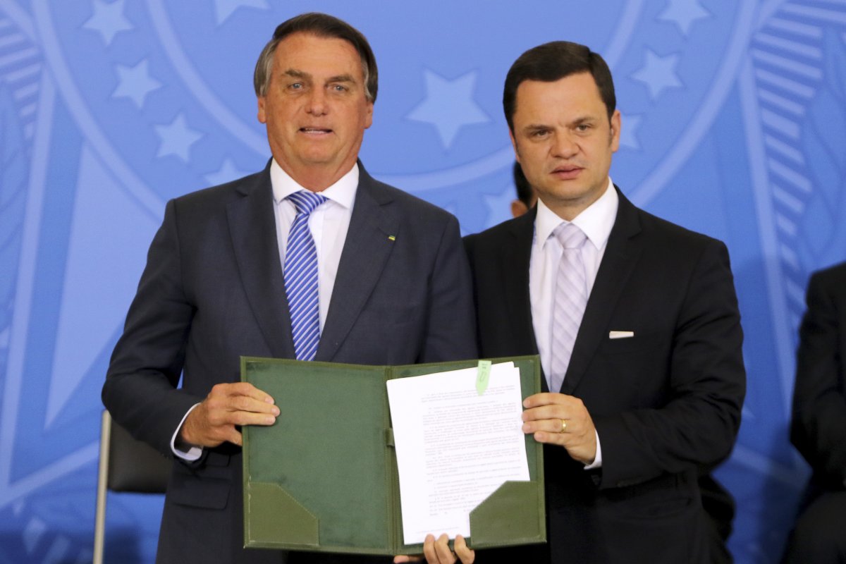 Ministro da Justiça pede à PF abertura de inquérito para investigar Istoé por comparação de Bolsonaro a Hitler