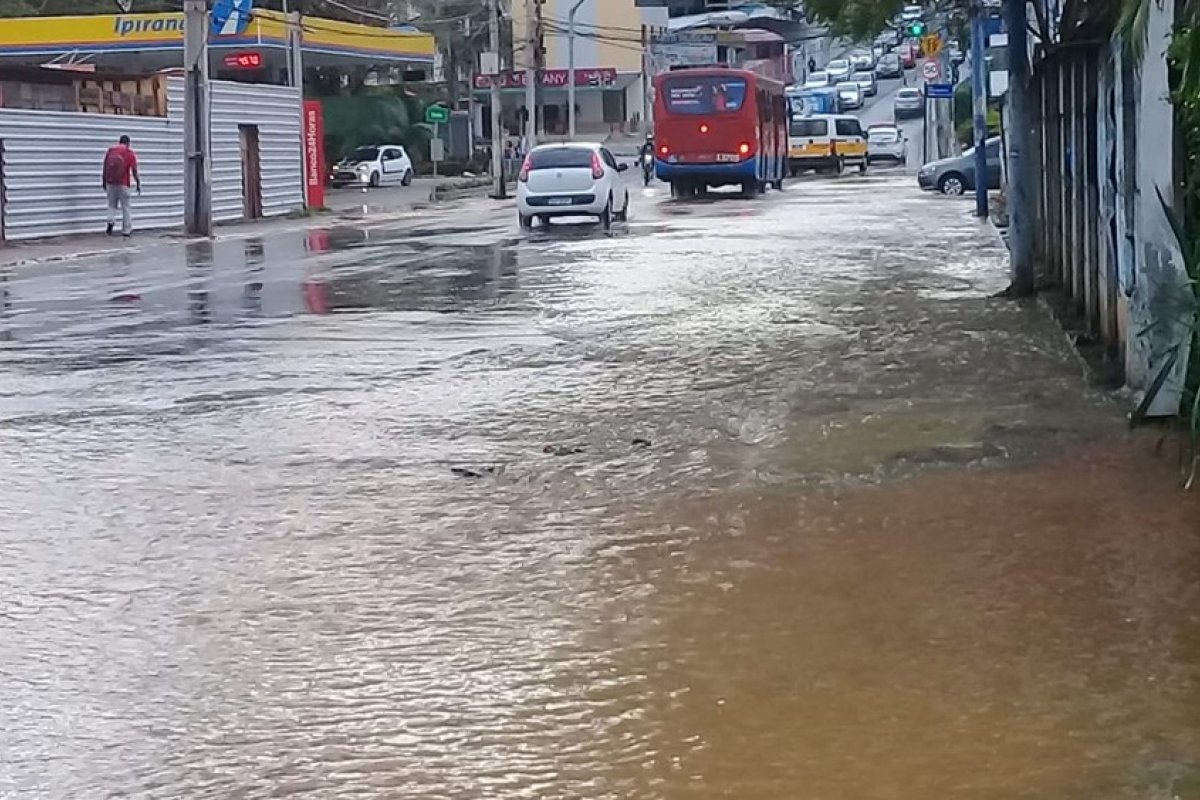 Grande poça ocasionada por vazamento de água deixa o trânsito lento no bairro do Stiep, em Salvador