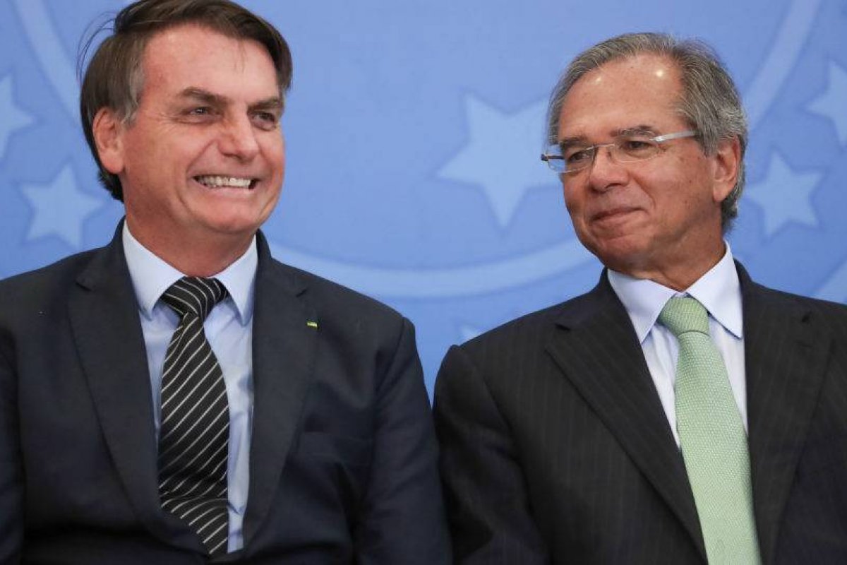 Bolsonaro confirma que Paulo Guedes segue no comando do Ministério da Economia