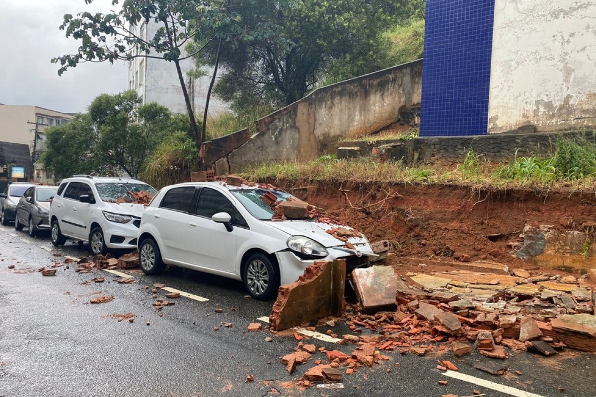 Muro desaba sobre carros em Salvador